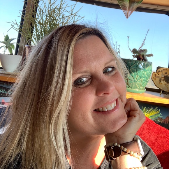 Meet your Posher, J. Elizabeth - Picture 1 of 1